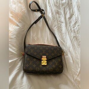 Leather Cross Body/Pochette Métis